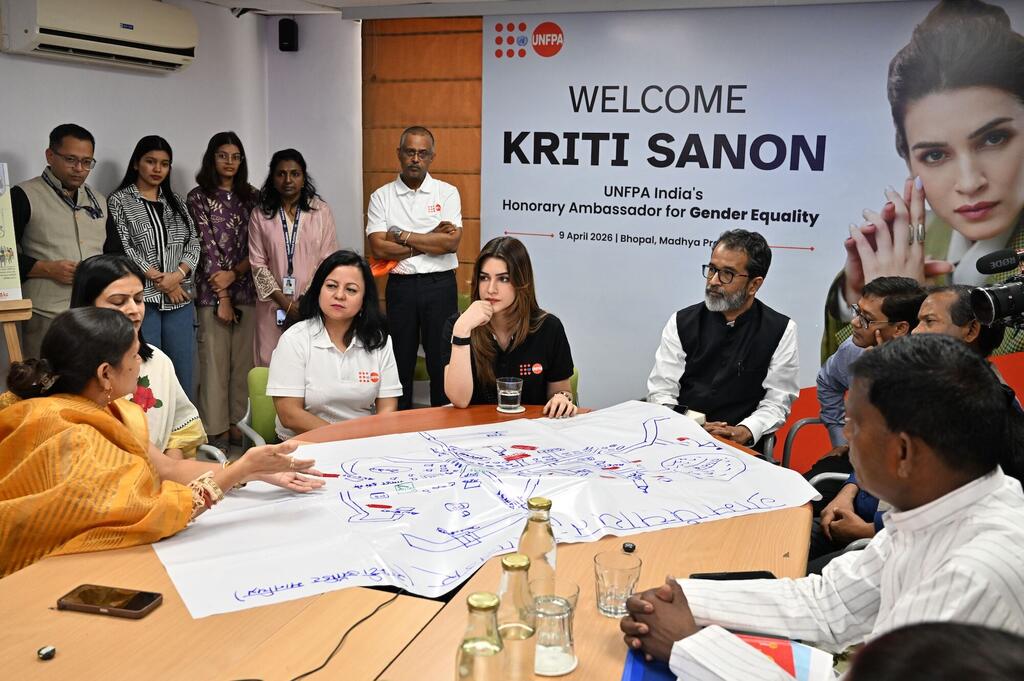 भारत में संयुक्त राष्ट्र जनसंख्या कोष (UNFPA) की मानद राजदूत कृति सैनन, मध्य प्रदेश के भोपाल में ग्राम पंचायतों में चल रहे सुरक्षा आकलन का जायज़ा लेती हुईं.