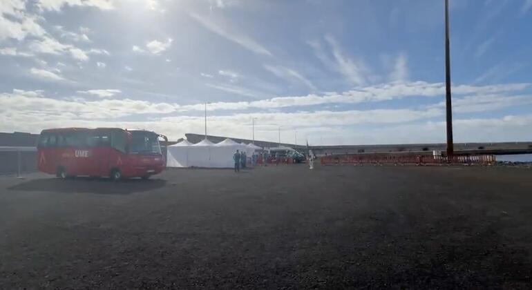 Los pasajeros del MV Hondius recibieron asistencia de equipos sanitarios españoles y de la OMS tras desembarcar.