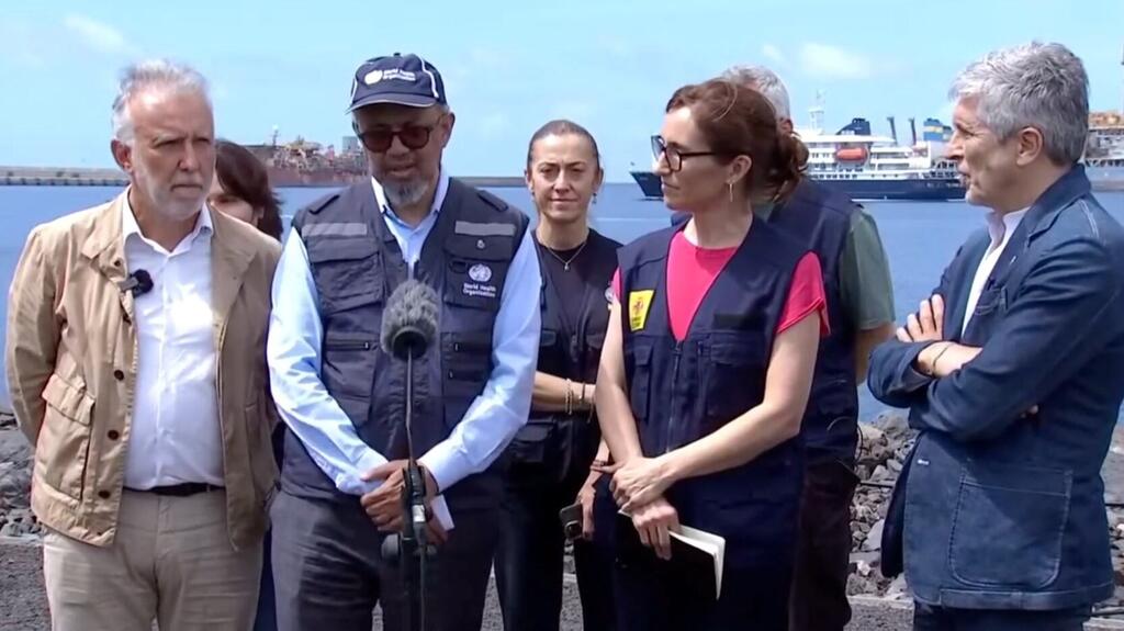 Le directeur général de l'OMS, le Dr Tedros Adhanom Ghebreyesus, s'exprime lors d'une conférence de presse sur le quai de Tenerife au sujet du débarquement du MV Hondius.