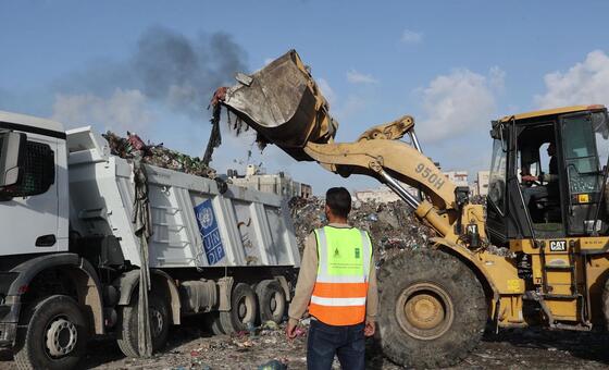 الأمم المتحدة تبدأ إزالة 370 ألف طن من النفايات وسط غزة - "بريق أمل للسكان"