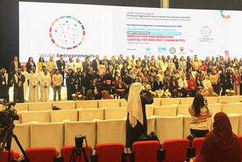 صورة جماعية للمشاركين في منتدى استثمار رواد الأعمال العالمي 2026 في المنامة، البحرين، مع عرض المشاركين المتنوعين وموضوع الحدث وهو تمكين ريادة الأعمال والابتكار.