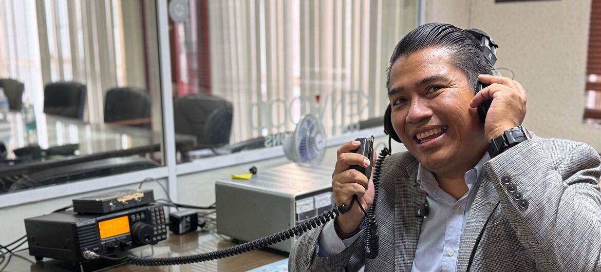 Jesús Miguel Sarmiento, identificado como XE1EW, sorri enquanto opera uma estação de rádio como presidente da Federação Mexicana de Experimentadores de Rádio.