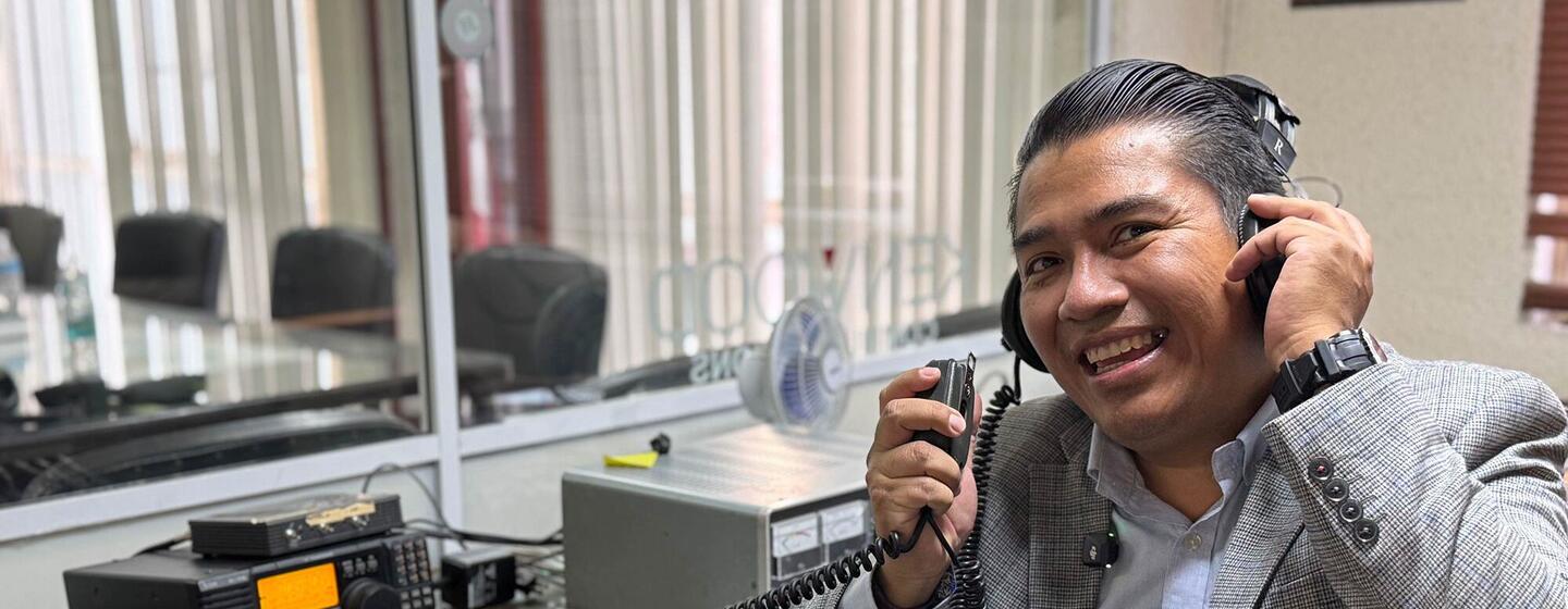 Jesús Miguel Sarmiento, identificado como XE1EW, sonríe mientras opera una estación de radio como presidente de la Federación Mexicana de Experimentadores de Radio.
