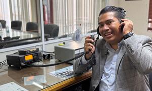 Jesús Miguel Sarmiento, identificado como XE1EW, sonríe mientras opera una estación de radio como presidente de la Federación Mexicana de Experimentadores de Radio.