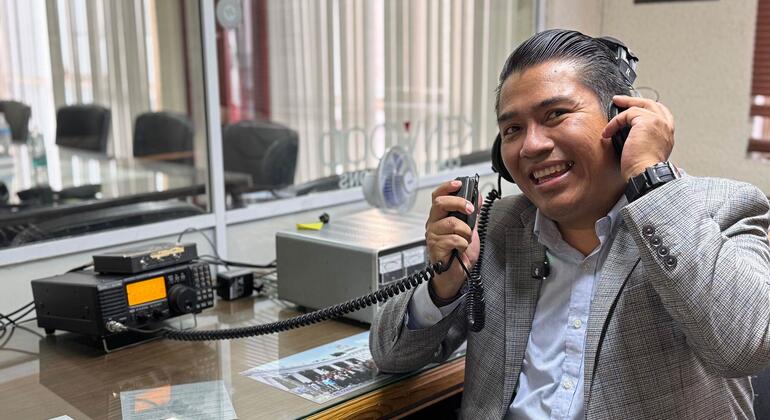 杰苏斯·米格尔·萨米托,XE1EW,在一个广播活动期间主持墨西哥无线电实验者联合会.