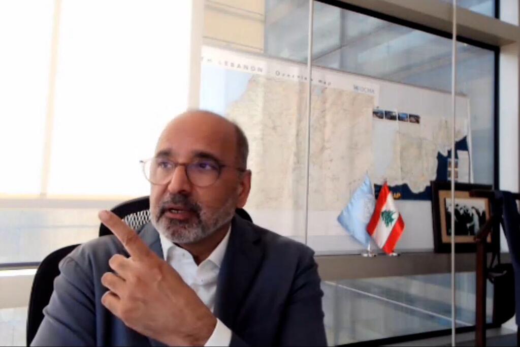 عمران ريزا المنسق المقيم للأمم المتحدة ومنسق الشؤون الإنسانية في لبنان، يشير إلى اتجاه دوي انفجارات- خلال مقابلة مع أخبار الأمم المتحدة.