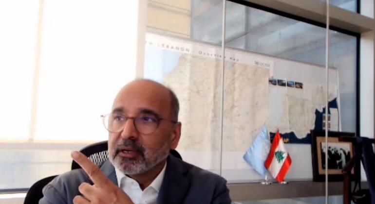 عمران ريزا المنسق المقيم للأمم المتحدة ومنسق الشؤون الإنسانية في لبنان، يشير إلى اتجاه دوي انفجارات- خلال مقابلة مع أخبار الأمم المتحدة.