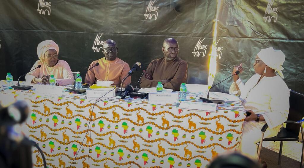Quatre experts sont assis à une longue table avec des microphones lors d'un panel à Dakar sur les réparations pour la traite transatlantique des esclaves.