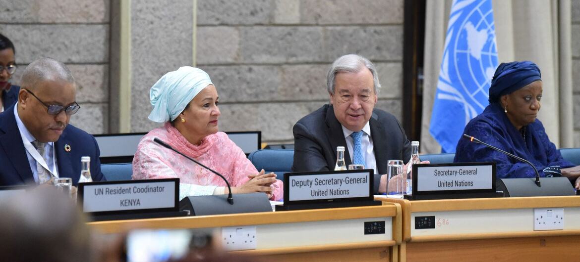 Le secrétaire général des Nations unies, António Guterres, prend la parole à un pupitre lors de la cérémonie de pose de la première pierre du nouveau centre de conférences du Bureau des Nations unies à Nairobi.