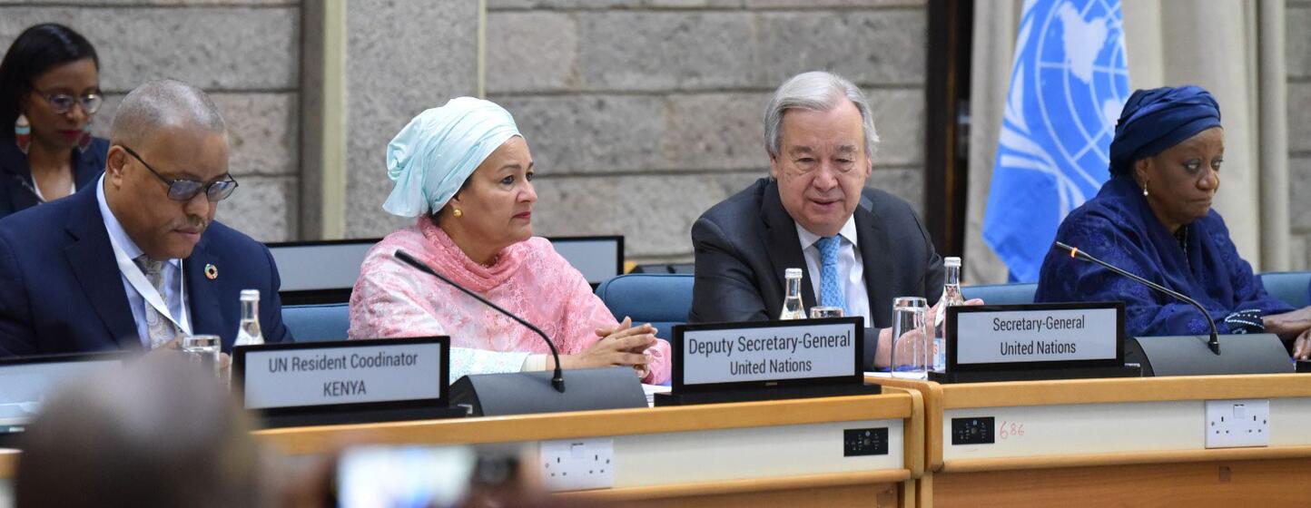 O Secretário-Geral das Nações Unidas, António Guterres, fala num pódio durante a cerimónia de lançamento da pedra fundamental do novo Centro de Conferências no Escritório das Nações Unidas em Nairobi.