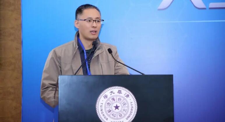 孙少晶教授在清华大学发表演讲。