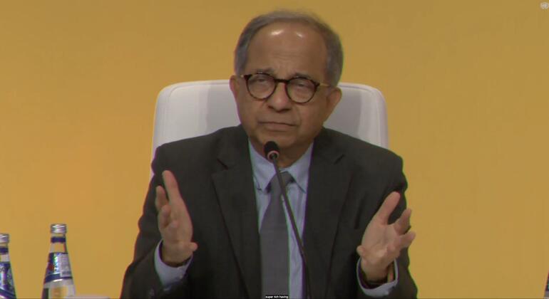 经济学家Kaaushik Basu在会议上发表讲话.