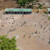 Maono kutoka angani ya shule moja nchini Chad pamoja na watoto wakicheza katika ua, wakiwa na paneli za sola juu ya paa na kwenye jengo lililo karibu.
