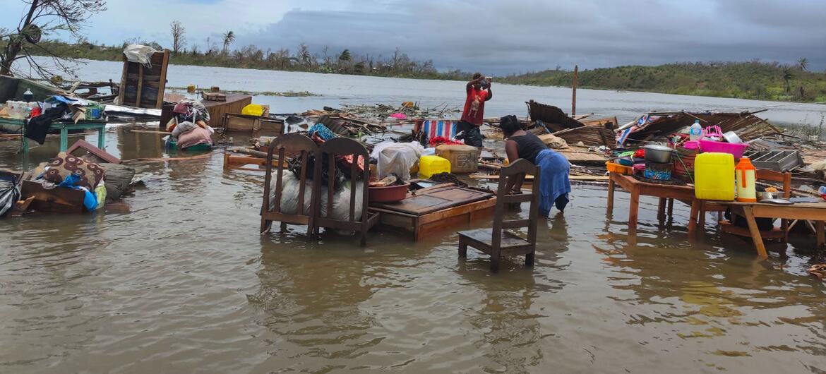 Vue aérienne de Toamasina, à Madagascar, montrant la destruction généralisée et les inondations après le cyclone Gezani, avec des maisons endommagées et des débris éparpillés dans le paysage urbain.