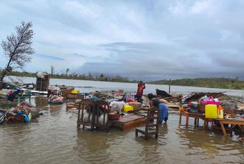 Vue aérienne de Toamasina, à Madagascar, montrant la destruction généralisée et les inondations après le cyclone Gezani, avec des maisons endommagées et des débris éparpillés dans le paysage urbain.