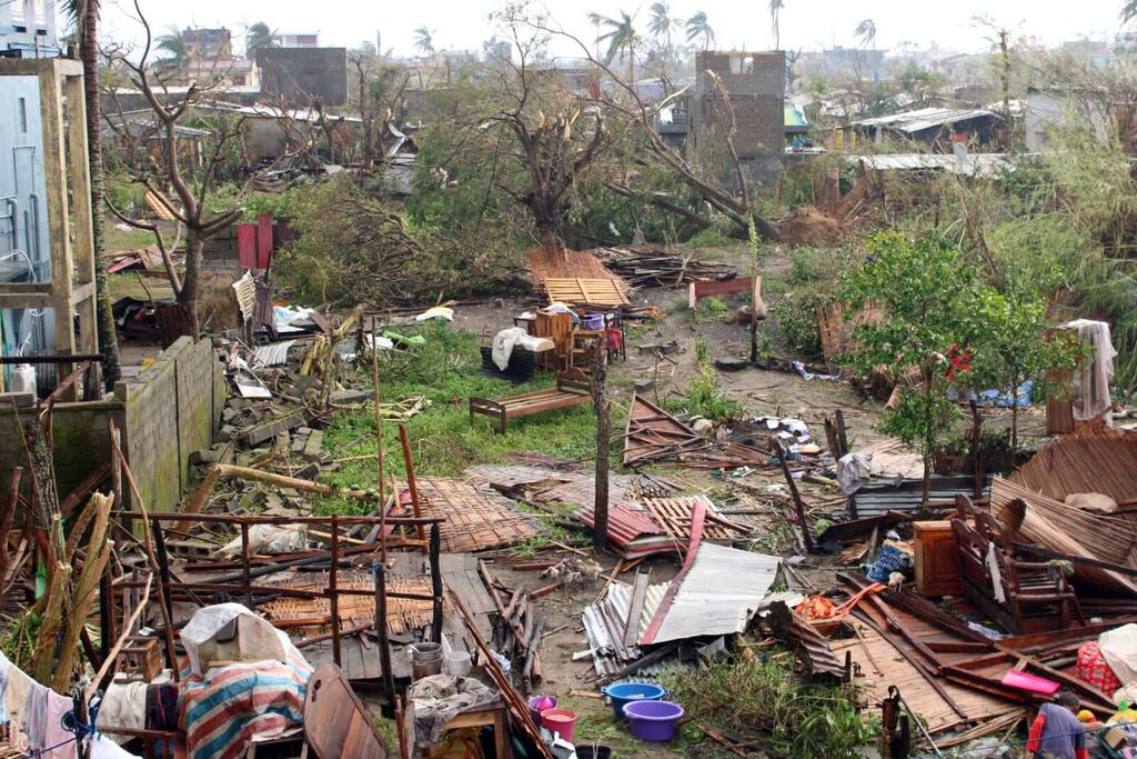 La destruction généralisée des logements et des infrastructures essentielles est visible dans les districts touchés du nord-est de Madagascar à la suite de l'impact du cyclone Gezani. Après que le cyclone Gezani a frappé Madagascar, la destruction généralisée est visible avec des arbres déracinés, des toits effondrés et des débris éparpillés dans les quartiers de Toamasina.L'Organisation internationale pour les migrations (OIM) déploie des équipes d'intervention d'urgence pour soutenir les communautés touchées.