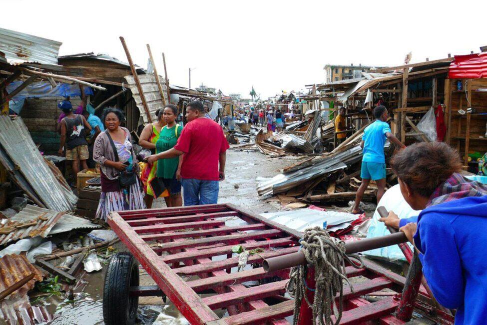 Des personnes naviguent à travers des débris et des structures endommagées à Toamasina, à Madagascar, à la suite du cyclone Gezani, alors que l'Organisation internationale pour les migrations déploie des équipes d'intervention d'urgence.