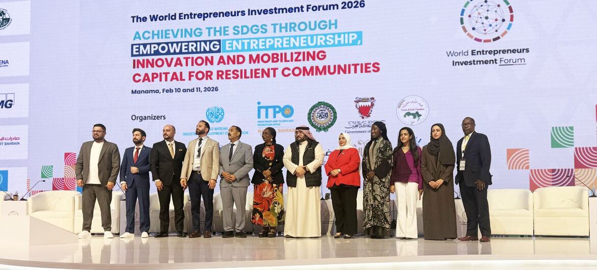 مجموعة متنوعة من المندوبين الدوليين والمتحدثين تقف معاً على المسرح في منتدى استثمار رواد الأعمال العالمي 2026 في المنامة، البحرين، في الفترة من 10 إلى 11 فبراير/شباط 2026، تحت راية تعزز تحقيق أهداف التنمية المستدامة من خلال ريادة الأعمال والابتكار.