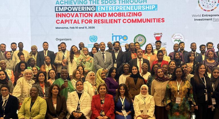 صورة مجموعة للمشاركين في المنتدى العالمي للاستثمار في ريادة الأعمال 2026 في ماناما، حيث يظهر المشاركون المتنوعون الذين اجتمعوا في مؤتمر حول تحقيق أهداف التنمية المستدامة من خلال ريادة الأعمال والابتكار.