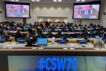 न्यूयॉर्क में संयुक्त राष्ट्र में भारत के स्थायी मिशन में सम्मेलन कक्ष का एक विस्तृत दृश्य, महिला-नेतृत्व विकास और दक्षिण-दक्षिण सहयोगः आईबीएसए फंड से सफलता की कहानियां कार्यक्रम में उपस्थित लोगों से भरा हुआ। सामने बड़ी स्क्रीन एक पैनल चर्चा दिखाती है, और हैशटैग #CSW70 नेमप्लेट और एक फ्रंटग्राउंड डिस्प्ले पर दिखाई देता है।