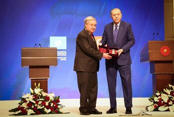 संयुक्त राष्ट्र महासचिव एंटोनियो गुटेरेस ने एक मंच पर तुर्की के राष्ट्रपति रेसेप तैयप एर्दोगन से अतातुर्क अंतर्राष्ट्रीय शांति पुरस्कार प्राप्त किया।