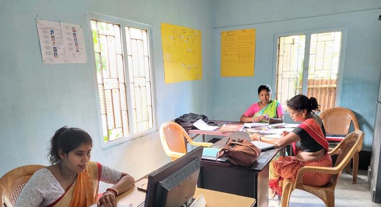 असम में महिला-नेतृत्व वाले एक किसान उत्पादक संगठन की सदस्याएँ, एक साधारण से दफ़्तर में बैठकर दिनभर के कामकाज का लेखा-जोखा दर्ज करती हैं.