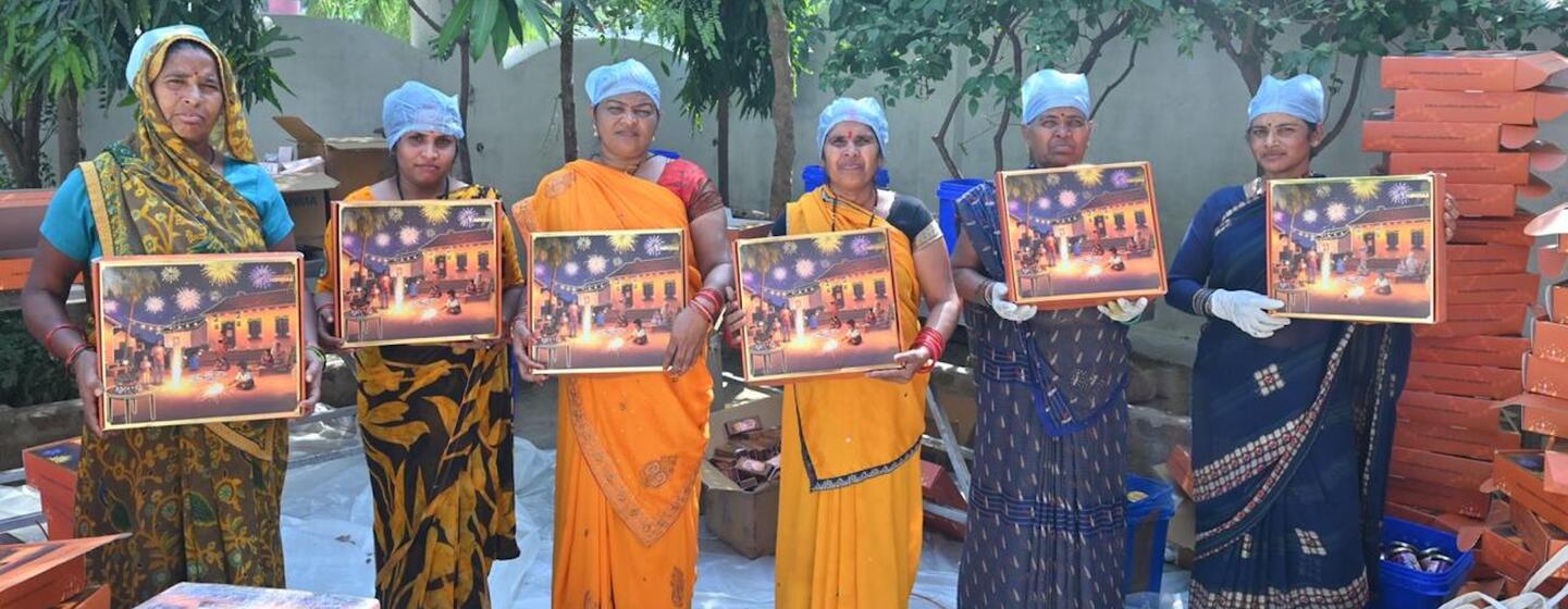 महिला उत्पादक सावधानी से पैक किए गए फलों के हैम्पर दिखा रही हैं, जो उनके गाँव से बहुत दूर बाज़ारों तक पहुँचेंगे.