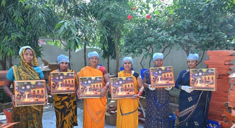 महिला उत्पादक सावधानी से पैक किए गए फलों के हैम्पर दिखा रही हैं, जो उनके गाँव से बहुत दूर बाज़ारों तक पहुँचेंगे.