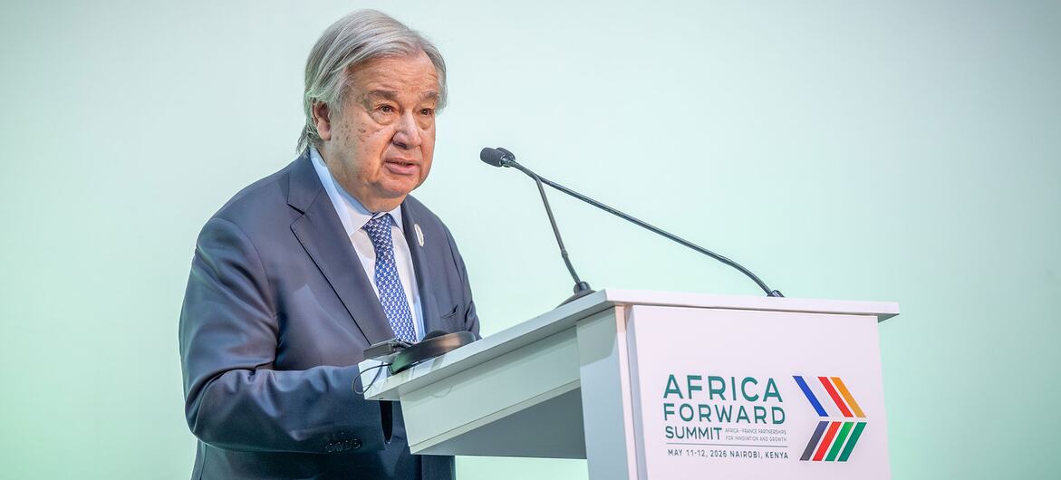 Le secrétaire général de l'ONU, António Guterres, prend la parole à un podium lors du sommet Africa Forward à Nairobi, au Kenya.