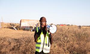 Mfanyakazi wa afya, Umalkayr Yasin, anazungumza kupitia megafoni wakati wa kampeni ya chanjo ya polio katika Mkoa wa Somalia nchini Ethiopia.