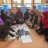 Des femmes participent à une séance de formation sur la couture et la nutrition au centre Karta-e-Bakhtar à Mazar-e-Sharif, en Afghanistan.
