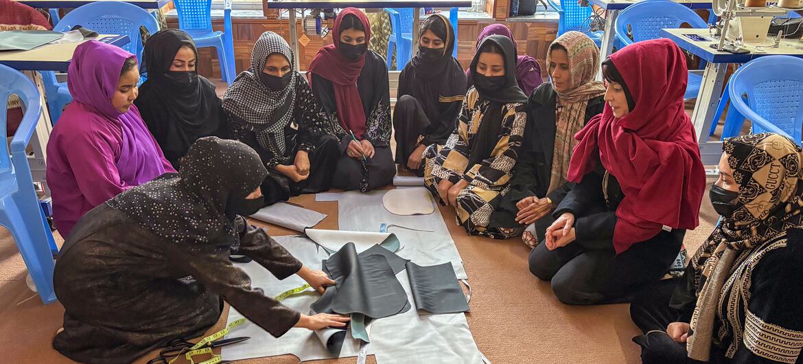 خواتین افغانستان کے مزارِ شریف میں کارتہِ بختار سینٹر میں خیاطی اور غذائیت سے متعلق تربیتی سیشن میں حصہ لے رہی ہیں۔