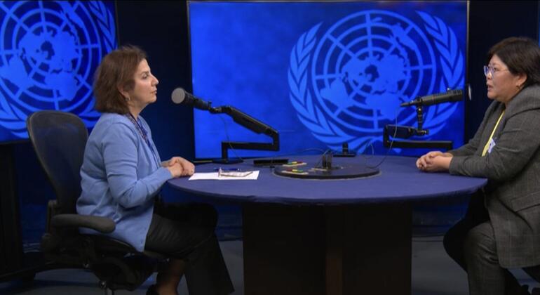 Эльвира Азимова из Казахстана интервьюируется в студии с эмблемой Организации Объединенных Наций на фоне.