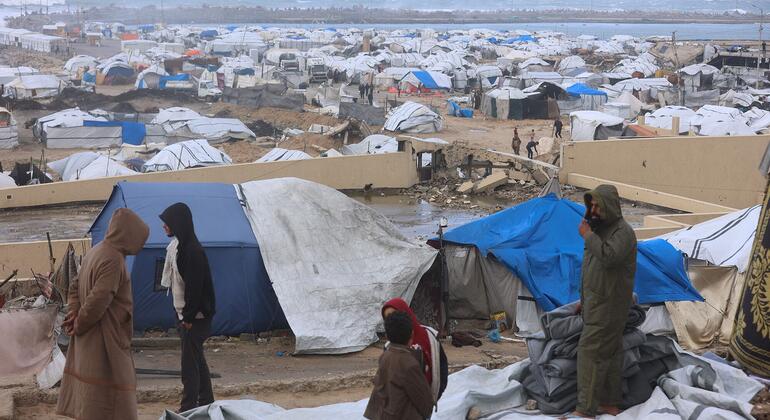 Des personnes déplacées dans un camp de réfugiés de Gaza au milieu d'une crise humanitaire