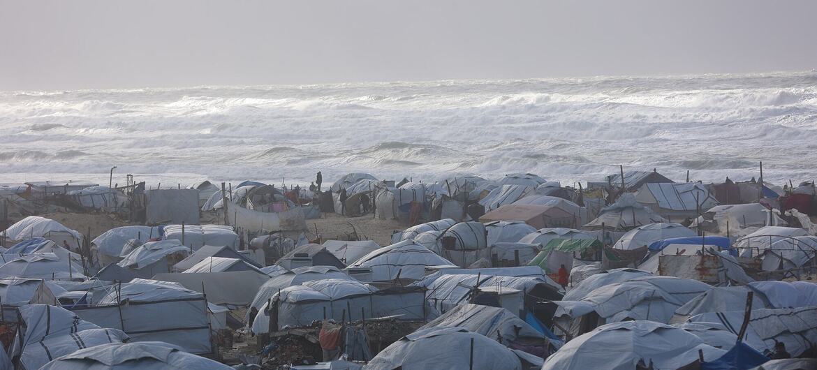 مخيم مكتظ بخيام النازحين في غزة مع العديد من الخيام المؤقتة على طول الساحل.