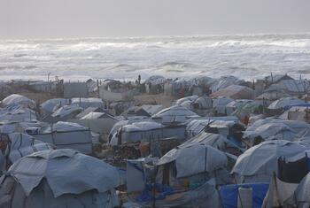 مخيم مكتظ بخيام النازحين في غزة مع العديد من الخيام المؤقتة على طول الساحل.