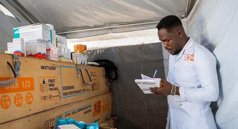 Mfanyakazi wa afya aliyevaa koti nyeupe anaangalia vifaa vya matibabu ndani ya hema huko Abu Al Naja, Sudan, kama sehemu ya juhudi za misaada za UNFPA kwa watu waliohamishwa ndani ya nchi.
