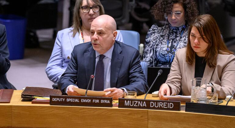 सीरिया के लिए विशेष दूत के उपाध्यक्ष क्लौडियो कोर्डोने सीरिया में संयुक्त राष्ट्र सुरक्षा परिषद की बैठक में मध्य पूर्व की स्थिति के बारे में बात कर रहे हैं। सीरियाई महिला राजनीतिक आंदोलन की सह-संस्थापक मुज़ना दुरेद उनके दाहिने हाथ में बैठी हैं।
