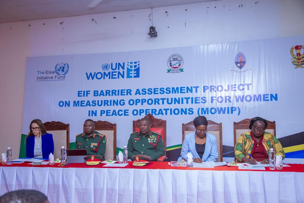 Watu watano, wakiwemo maafisa wa UN Women na wafanyakazi wa MONUSCO, wamekaa mezani wakisaini hati za Mradi wa Tathmini ya Kizuizi wa EIF juu ya Kupima Fursa kwa Wanawake katika Operesheni za Amani (MOWIP) katika Jamhuri ya Kidemokrasia ya Kongo.