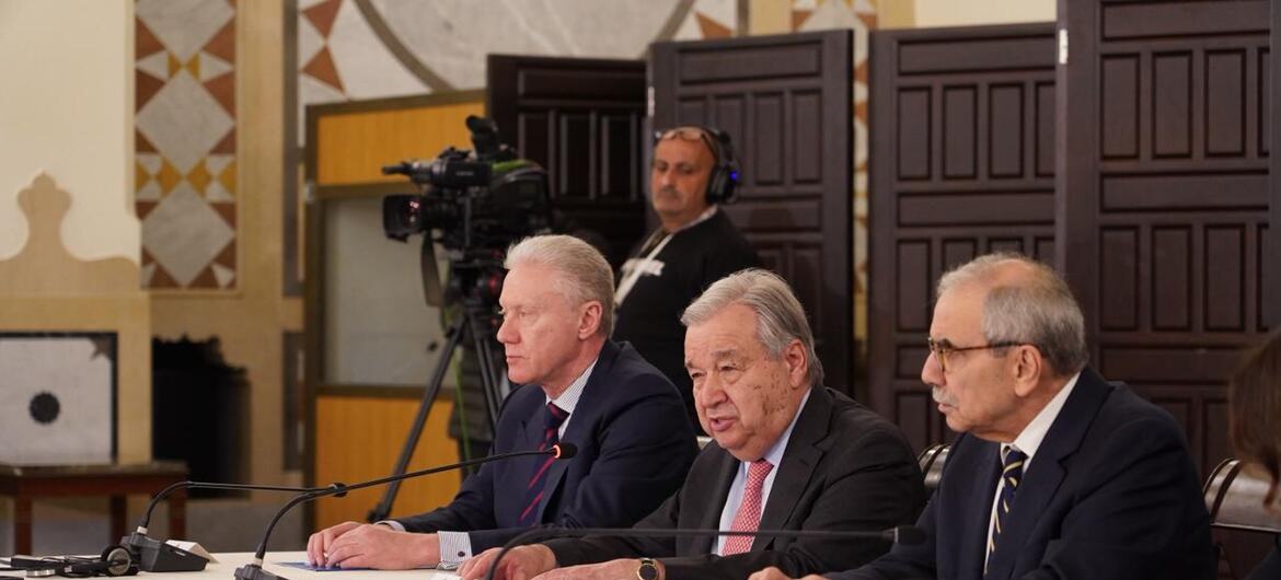 الأمين العام للأمم المتحدة أنطونيو غوتيريش (في الوسط)، ونواف سلام رئيس وزراء لبنان (على اليمين) خلال إطلاق النداء الإنساني العاجل للبنان.