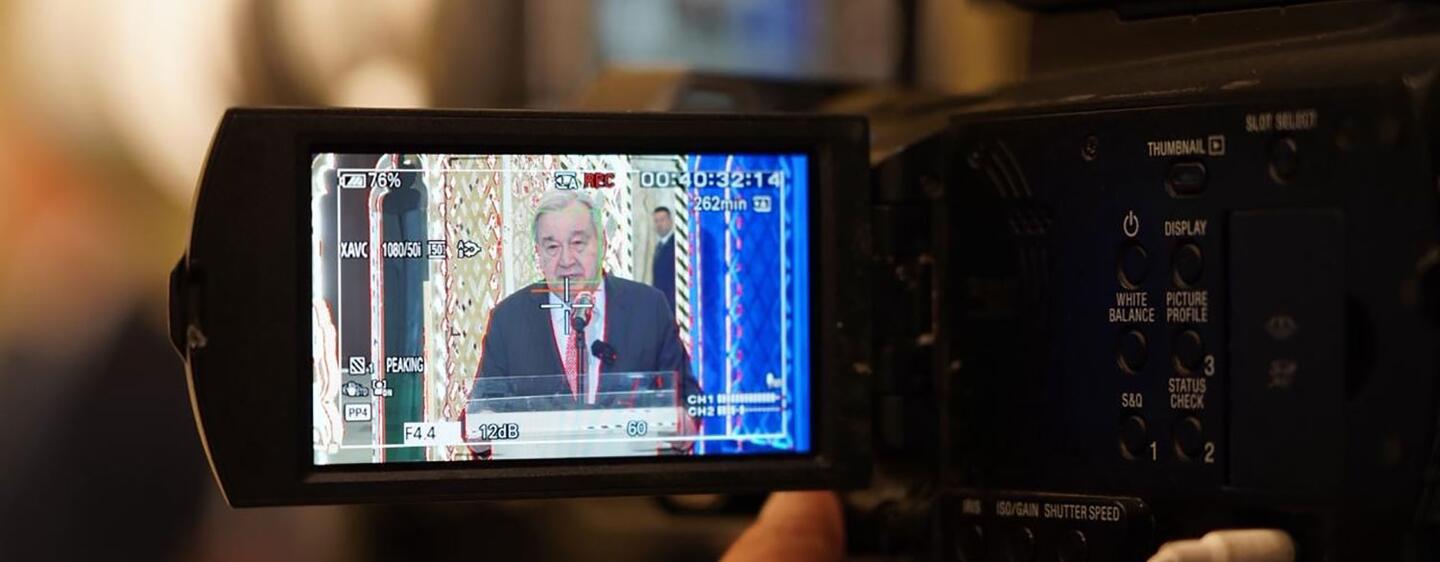 Uma visão de perto do monitor giratório de uma câmera de vídeo profissional, mostrando o secretário-geral da ONU, António Guterres, falando em um pódio durante sua visita de solidariedade a Beirute, no Líbano.
