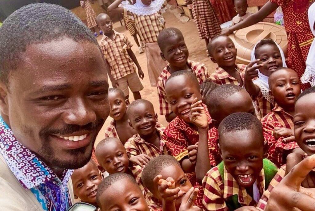 Afisa Mawasiliano wa WFP Abdul-Wahab Mohammed akiwa na watoto wa shule nchini Ghana. 