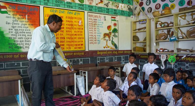 ओडिशा के केओंझर में बहुभाषी शिक्षा (एमएलई) कक्षा सत्र के दौरान बच्चों की मातृभाषा में स्थानीय रूप से विकसित शिक्षण सामग्री के साथ पढ़ाई.