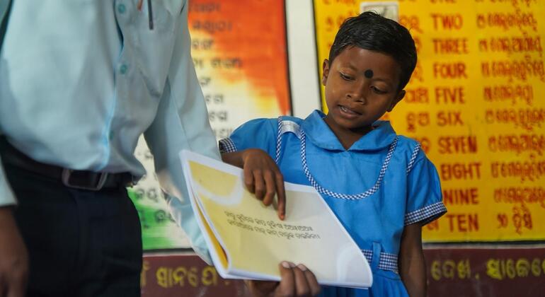 सावित्री पिंगवा अपनी मातृभाषा में तैयार की गई शिक्षण सामग्री से पढ़ाई करती हैं.