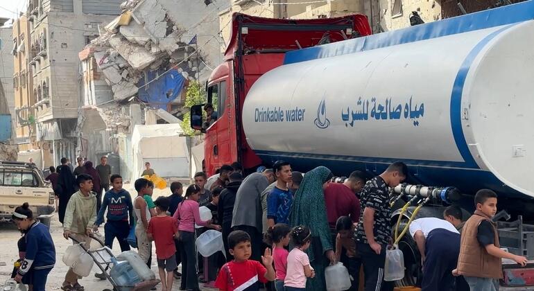 غزة - طوابير المياه تطول مع تفاقم الأزمة الإنسانية والمخاطر الأمنية