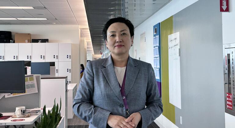 Портрет женщины-прокурора из Кыргызстана, стоящей в коридоре офиса.