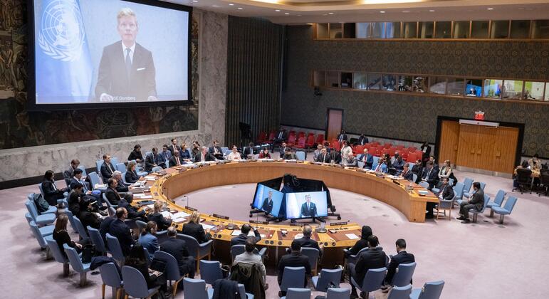 秘书长为也门的特使汉斯·格兰德伯格 (屏幕) 介绍了安全理事会关于也门局势的会议.