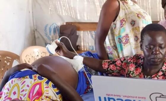 Mwanamke mmoja nchini Uganda anapata uchunguzi wa ultrasound wakati wa programu ya afya ya uzazi inayoungwa mkono na WHO.