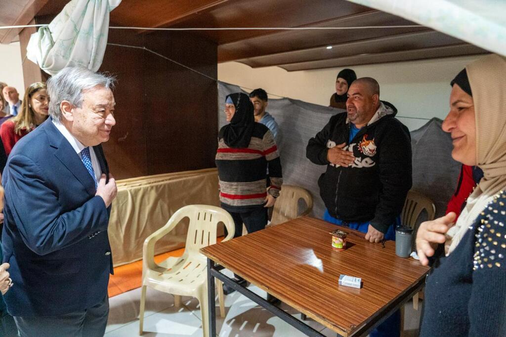 Le Secrétaire général de l'ONU, António Guterres, visite une tente abritant des réfugiés syriens au Liban, où il s'entretient avec une famille.