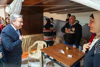 संयुक्त राष्ट्र महासचिव एंटोनियो गुटेरेस लेबनान में सीरियाई शरणार्थियों के आवास के एक तम्बू का दौरा करते हुए एक परिवार के साथ बातचीत कर रहे हैं।